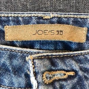 Straight leg, high rise denim with raw hem